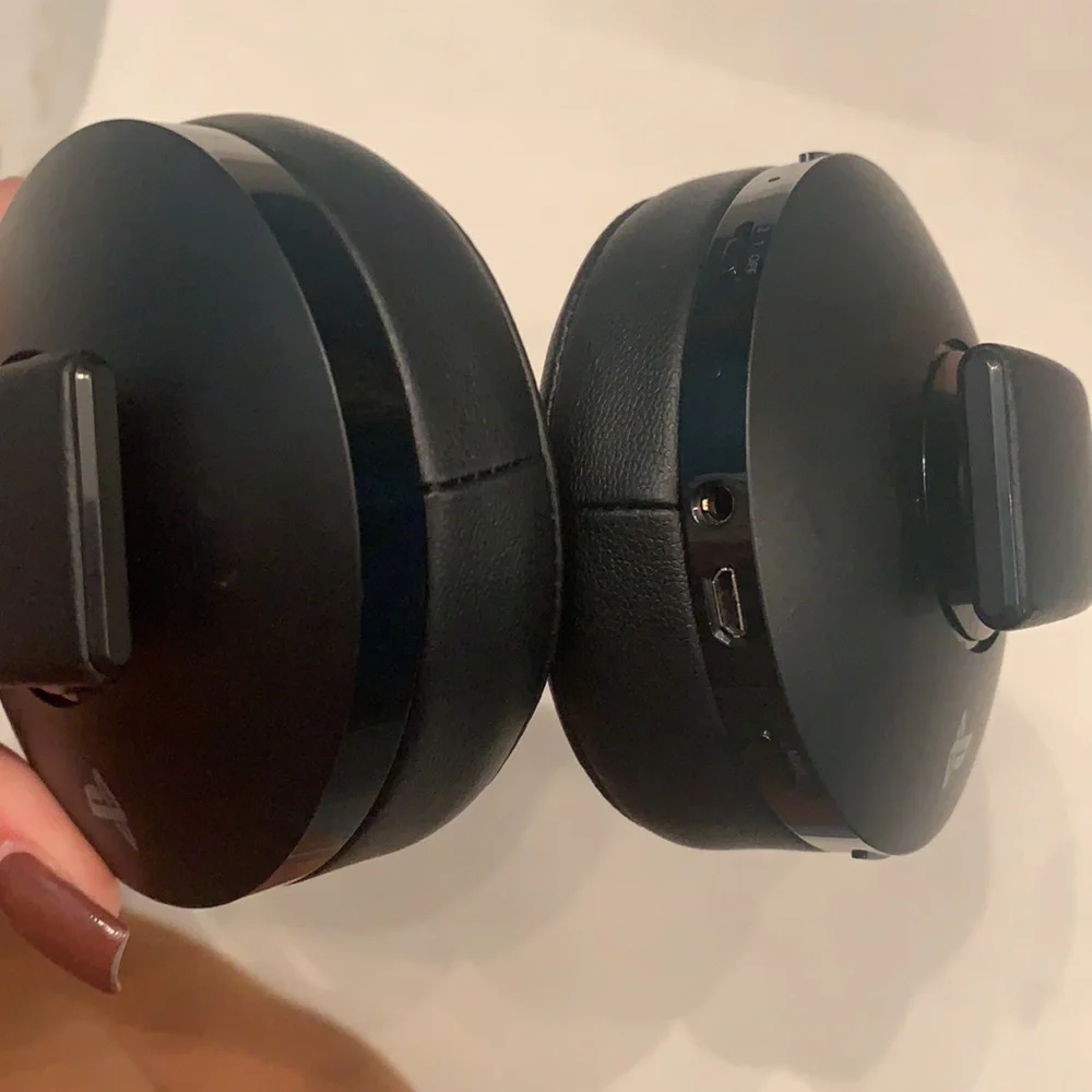 PS4 headset; bluetooth; have no cords or instructions.